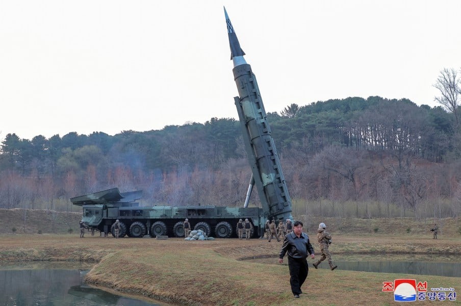 Chùm ảnh ông Kim Jong Un giám sát vụ thử vũ khí siêu vượt âm mới