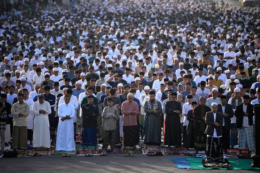 Hình ảnh hàng triệu người Hồi giáo trên khắp thế giới mừng lễ Eid al-Fitr
