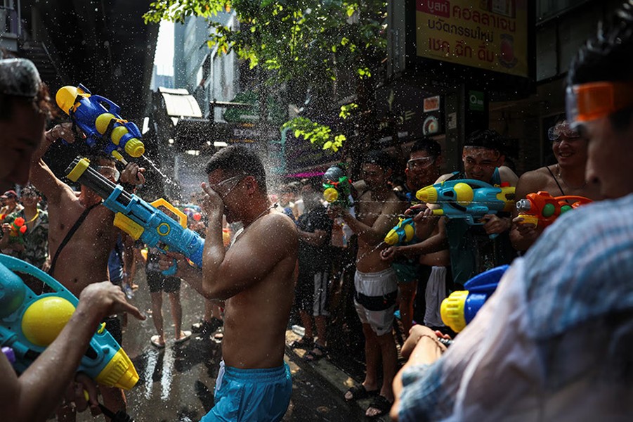 Chùm ảnh lễ hội té nước Songkran của Thái Lan 'xua tan vận rủi' 