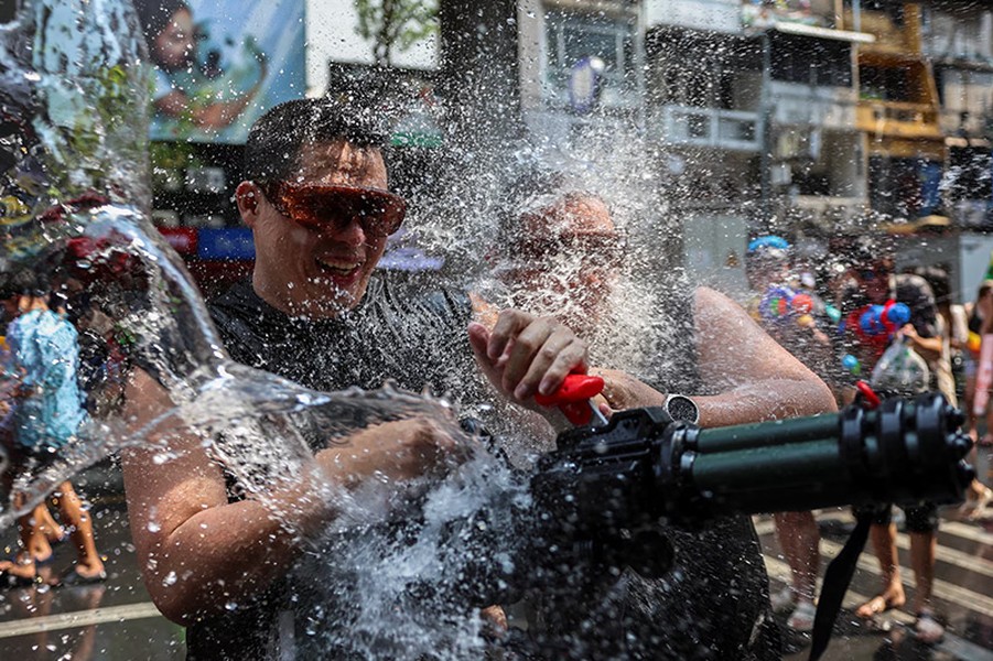 Chùm ảnh lễ hội té nước Songkran của Thái Lan 'xua tan vận rủi' 