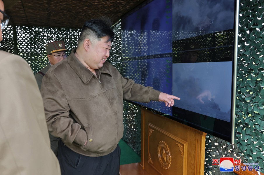 Chùm ảnh ông Kim Jong-un chỉ đạo diễn tập phản công hạt nhân