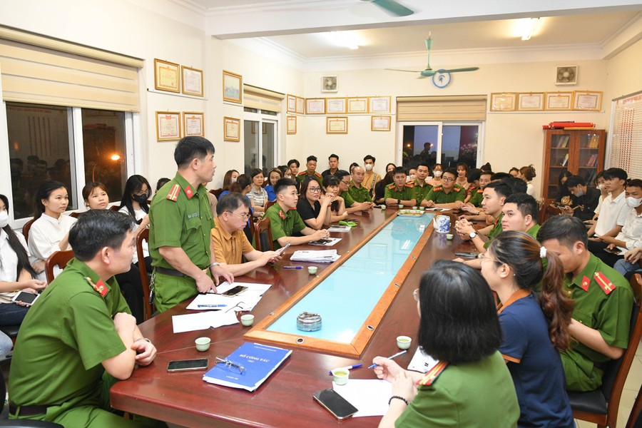 Ngày đêm hướng dẫn người dân kích hoạt định danh điện tử ở Hà Nội