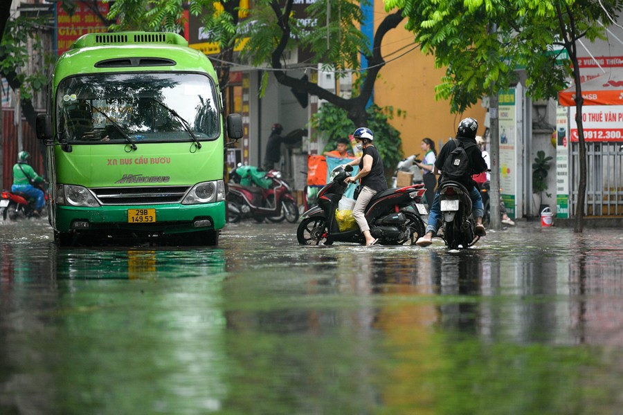 Nhiều tuyến phố của Hà Nội ngập sâu sau trận mưa giải nhiệt 