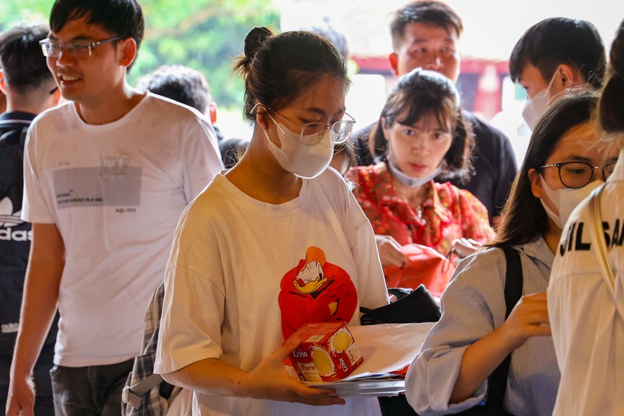 Sĩ tử đội mưa đến Văn Miếu cầu may trước kỳ thi tốt nghiệp THPT