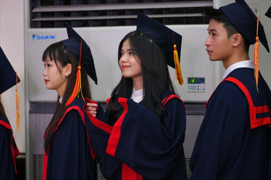Tân cử nhân rạng rỡ trong lễ trao bằng tốt nghiệp