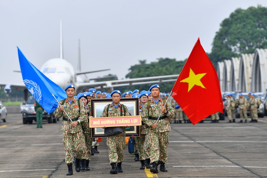 184 chiến sĩ mũ nồi xanh Việt Nam lên đường thực hiện nhiệm vụ
