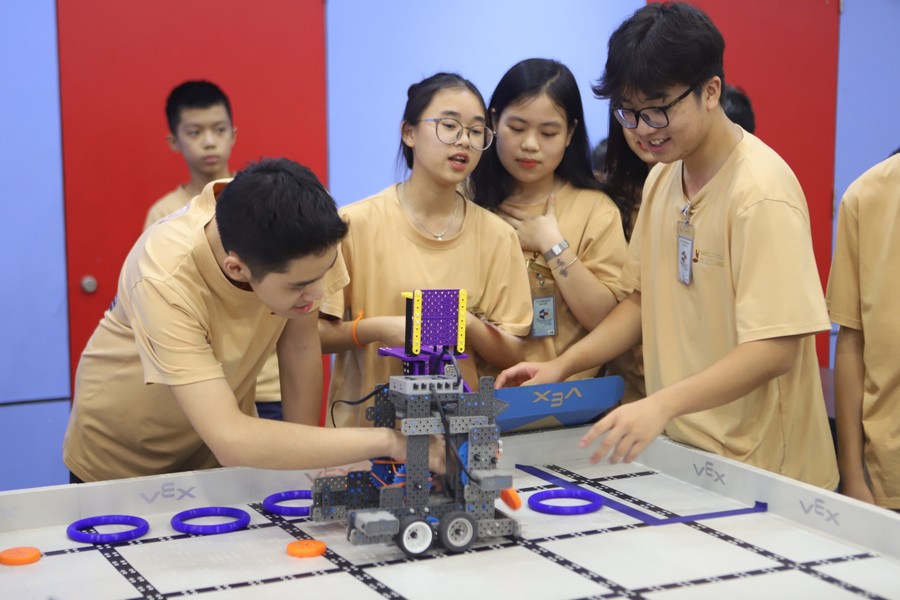 Học sinh hào hứng tham gia trại hè lập trình robot