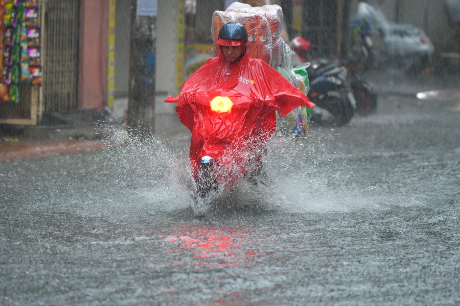 Nhiều tuyến phố ở Hà Nội ngập sâu sau mưa lớn
