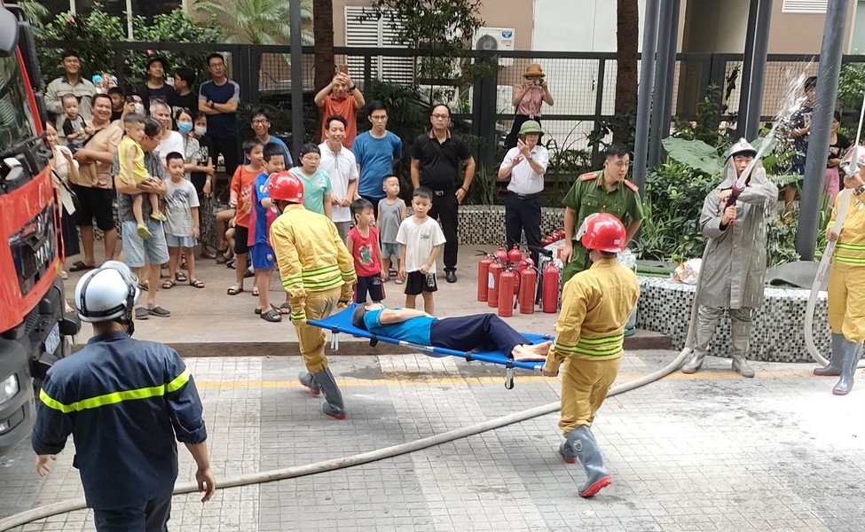 Diễn tập chữa cháy tại chung cư cao tầng tại Hà Nội