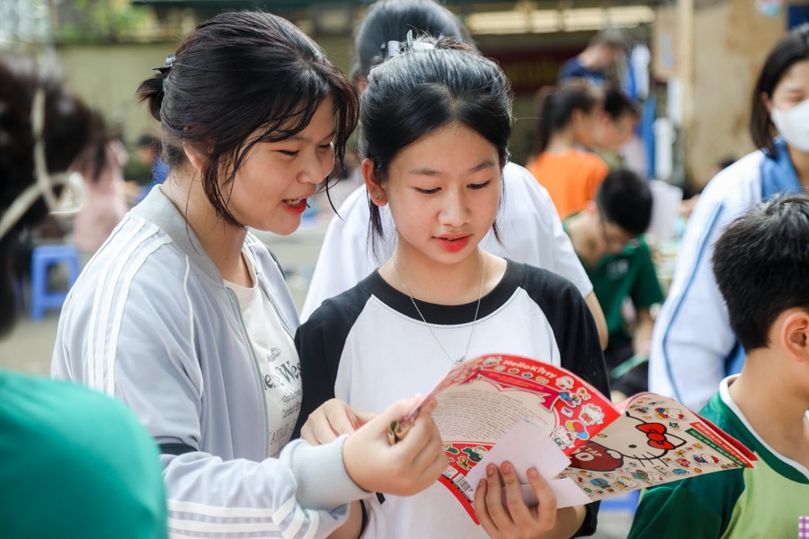 Học sinh Hà Nội hào hứng trong ‘Ngày hội đổi sách’