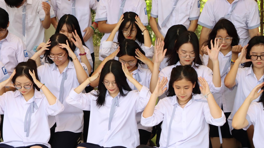 Hàng trăm tân học sinh 'cháy' cùng điệu nhảy flashmob 