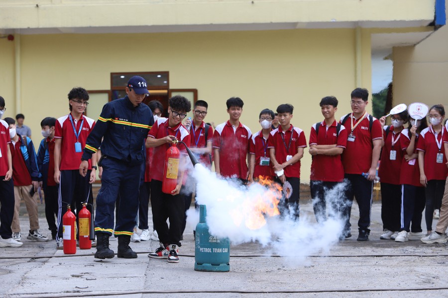 Học sinh, sinh viên Hà Nội trải nghiệm kỹ năng chữa cháy