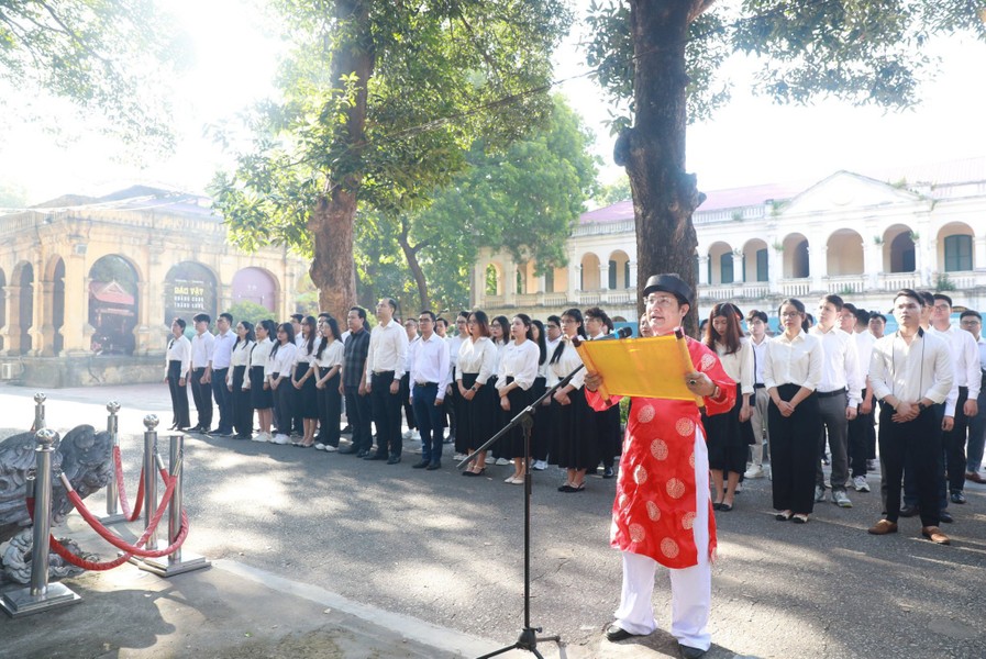 Thủ khoa xuất sắc của TP Hà Nội dâng hương báo công tại Hoàng thành Thăng Long
