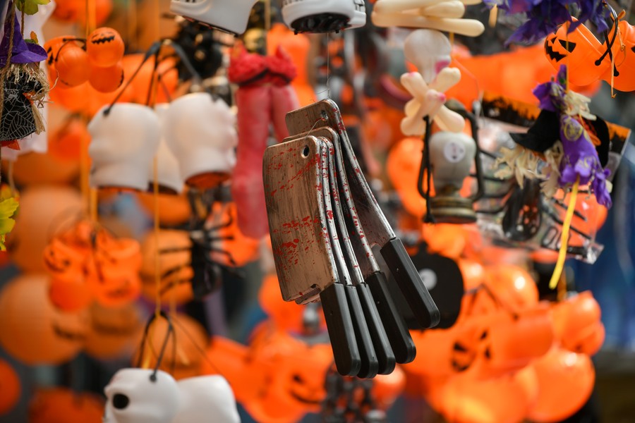 Tràn ngập đồ chơi kinh dị trước ngày lễ Halloween tại Hàng Mã