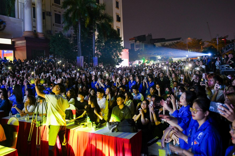 Hơn 2 ngàn sinh viên bùng cháy cùng đêm nhạc Norah- Chào tân sinh viên