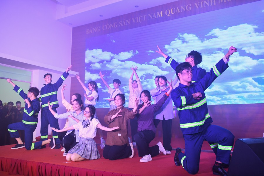 Sinh viên thực hiện Chiến dịch Tri ân lực lượng Phòng cháy chữa cháy