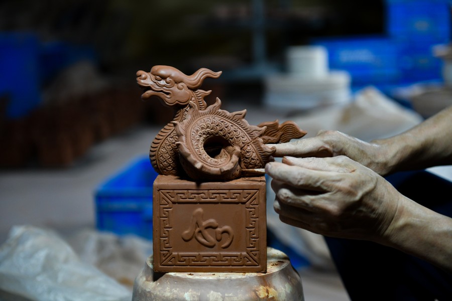 Chi tiết chế tác ấn rồng dát vàng độc đáo phiên bản gốm Bát Tràng