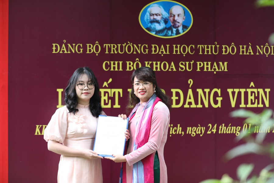 12 sinh viên ưu tú Trường ĐH Thủ đô Hà Nội được kết nạp Đảng