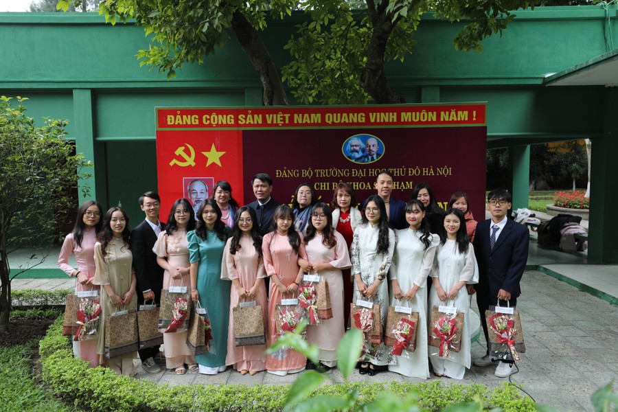 12 sinh viên ưu tú Trường ĐH Thủ đô Hà Nội được kết nạp Đảng