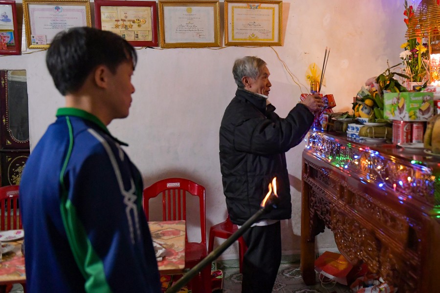 Độc đáo tục xin lửa thiêng cầu may trong đêm giao thừa ở Nam Định