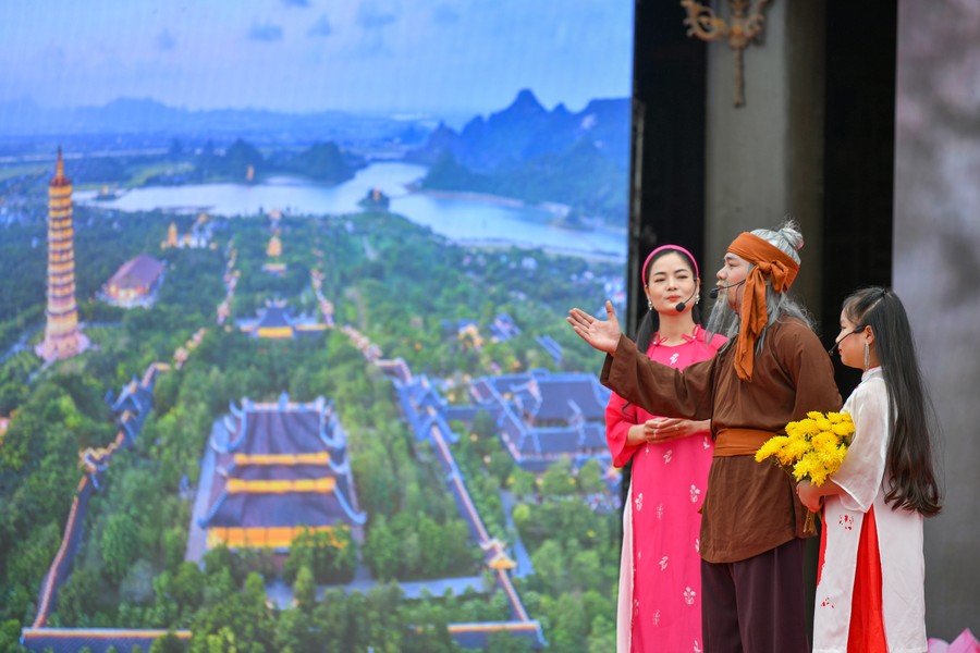Hàng vạn du khách đến khai mạc hội chùa Bái Đính