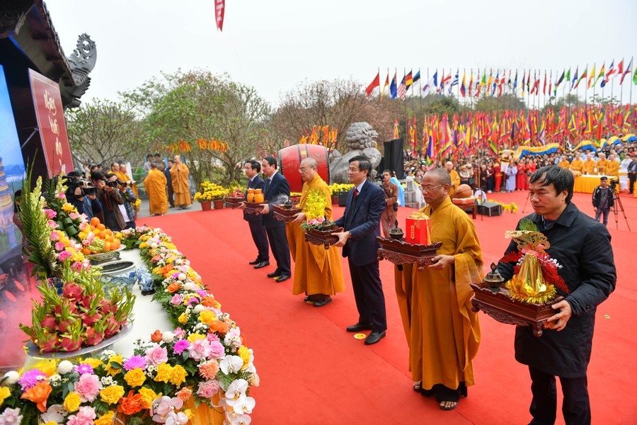 Hàng vạn du khách đến khai mạc hội chùa Bái Đính