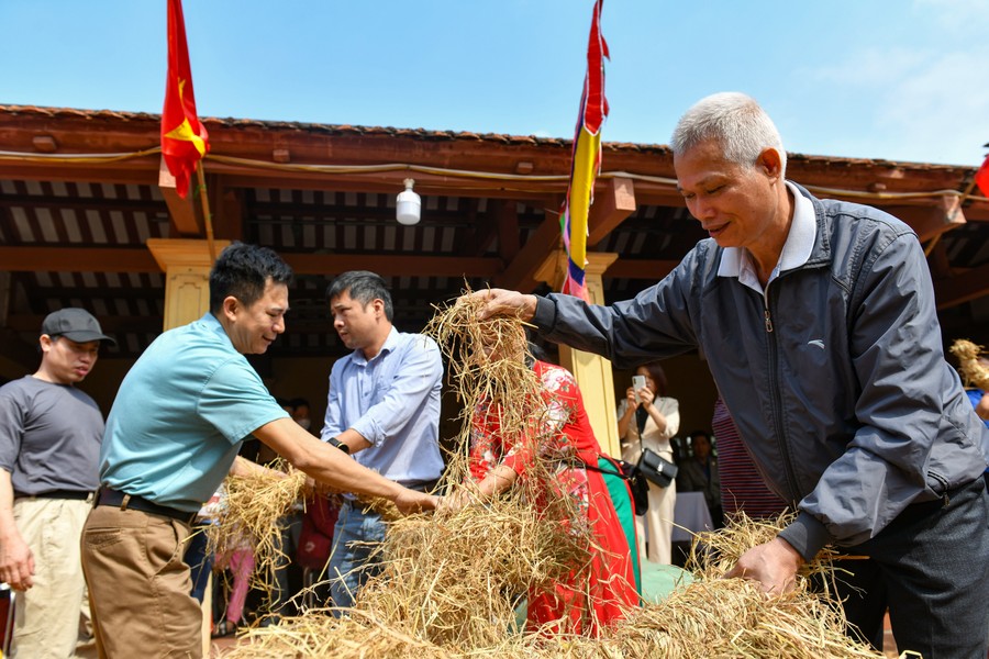 Người dân hào hứng xem thi kéo lửa thổi cơm tại làng Thị Cấm