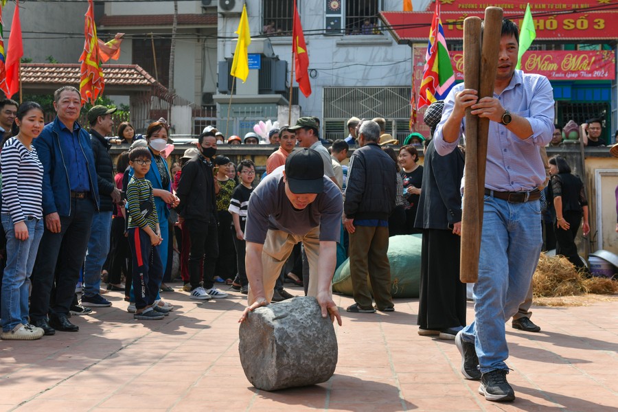 Người dân hào hứng xem thi kéo lửa thổi cơm tại làng Thị Cấm