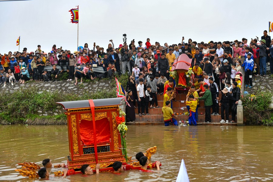 Độc đáo thanh niên trầm mình dưới nước lạnh rước kiệu Thánh ở Thái Bình