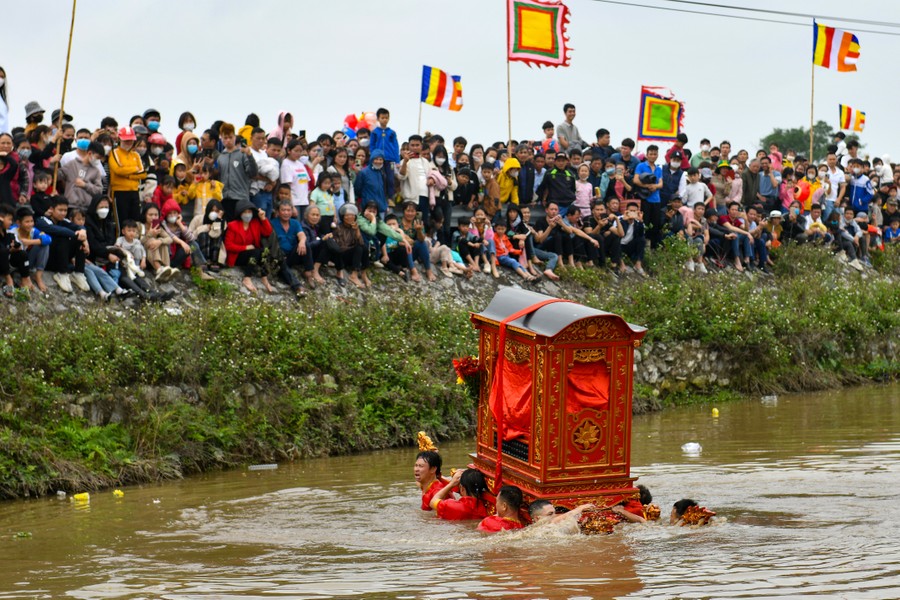 Độc đáo thanh niên trầm mình dưới nước lạnh rước kiệu Thánh ở Thái Bình