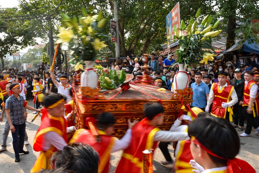 Hàng trăm nam, nữ làng Vân Côn rước kiệu Thánh trong lễ hội lớn nhất 9 năm qua