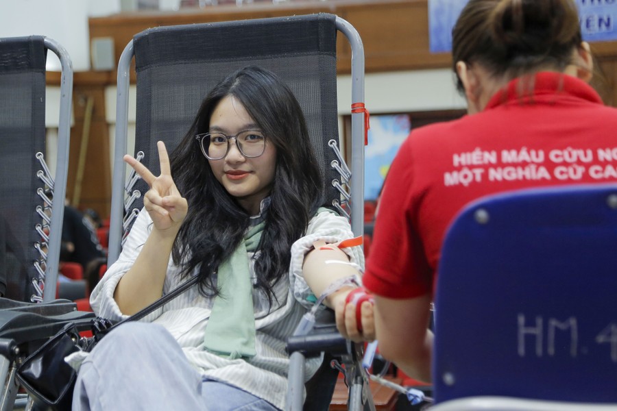 Hàng trăm sinh viên đã hào hứng tham gia hiến máu 'Phương Đông Rực Hồng 24'