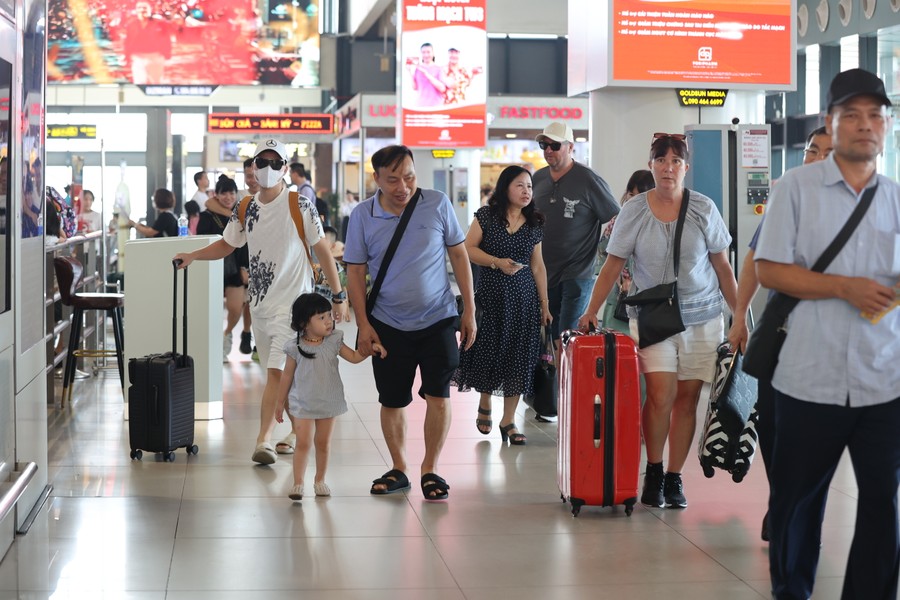 Sân bay Nội Bài đông nghịt khách ngày đầu nghỉ lễ