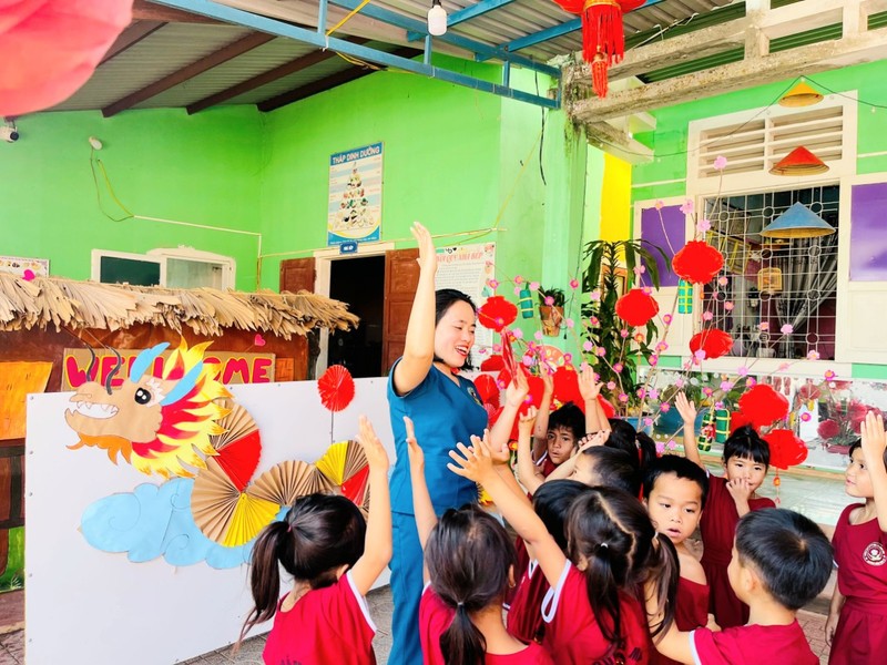 Trở lại trường sau Tết, học sinh miền núi Quảng Trị được thầy cô 'mừng tuổi' 