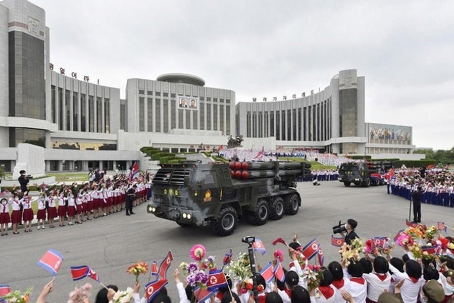 Quân đội Triều Tiên nhận quà tặng pháo phản lực tầm xa