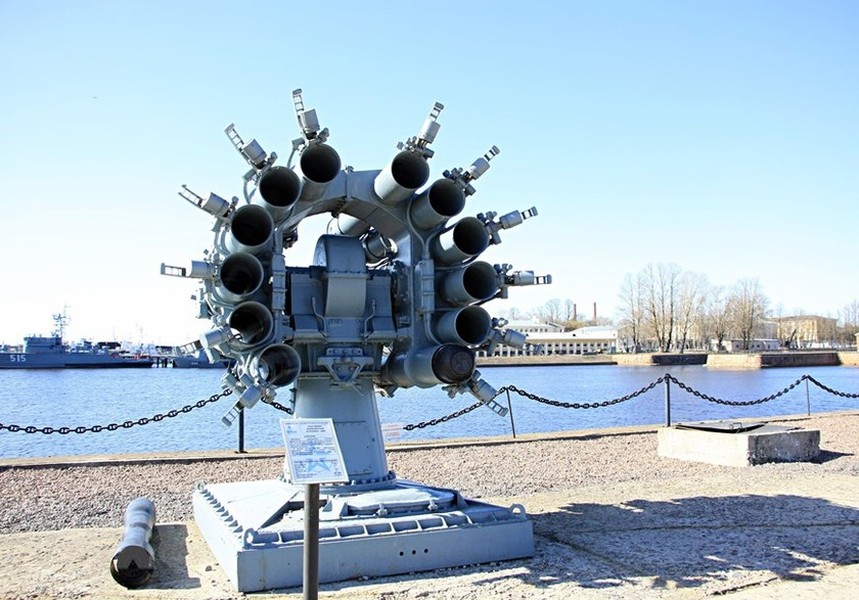 Rocket chống ngầm RBU-6000 được đưa lên thiết giáp MT-LB