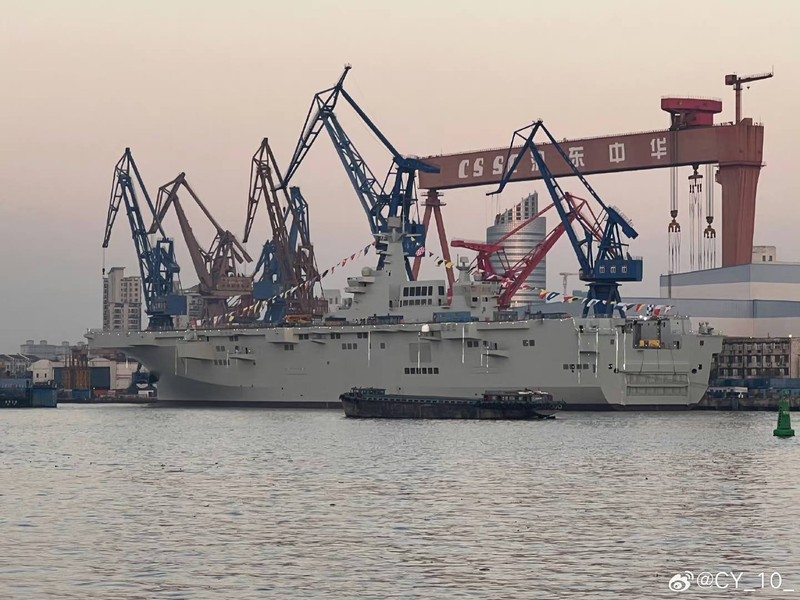 Trung Quốc hạ thủy tàu đổ bộ trực thăng Type 075 'nhanh chóng mặt'