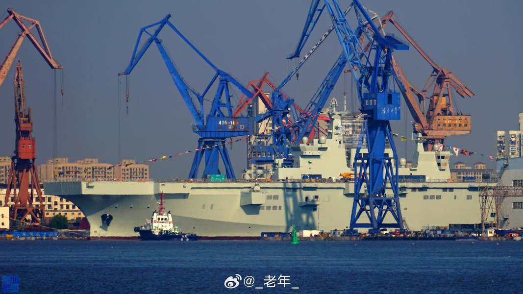 Trung Quốc hạ thủy tàu đổ bộ trực thăng Type 075 'nhanh chóng mặt'