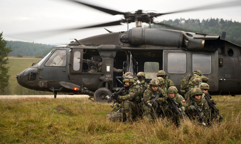 Lần đầu bắn hạ trực thăng UH-60 Mỹ viện trợ Ukraine?