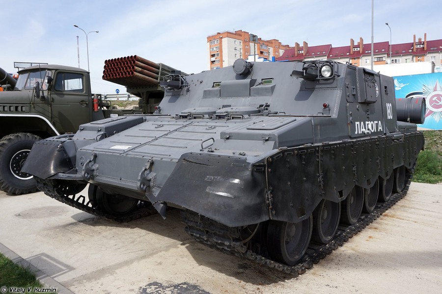 Thiết giáp chở quân 'hàng hiếm' Lagoda trên khung gầm T-80 bị FPV phá hủy