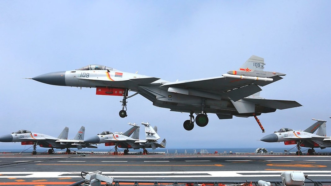 Trung Quốc trình diễn máy bay tác chiến điện tử trên tàu sân bay mới nhất