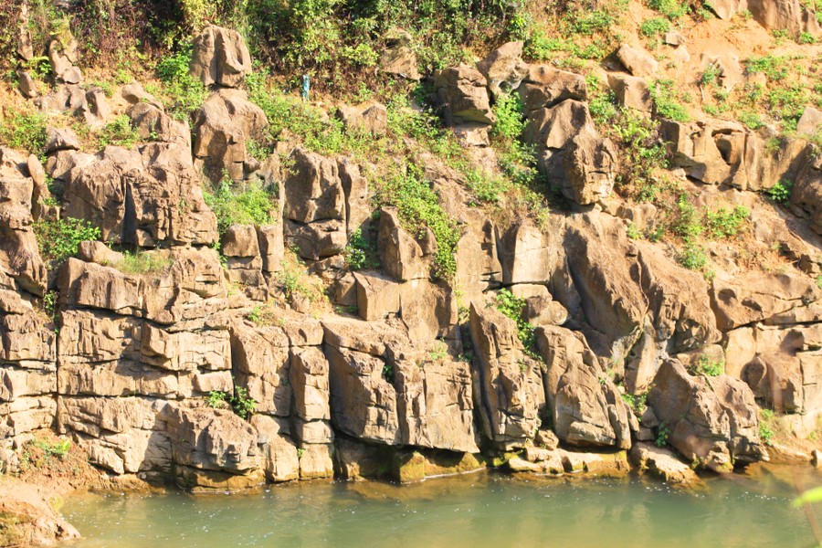 Cận cảnh thác nước đẹp như tranh thủy mặc ở Cao Bằng