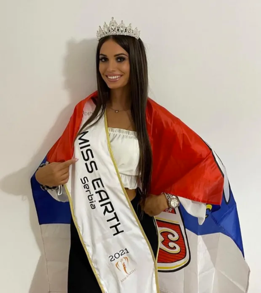 Hoa hậu Serbia gia nhập hội WAGs xinh đẹp Chelsea