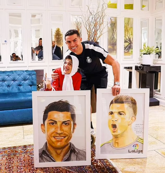 Chụp ảnh ôm fan nữ, Ronaldo đối diện án phạt không ngờ