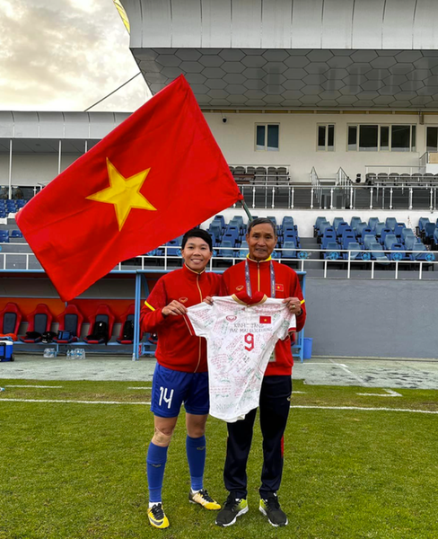 Cầu thủ nữ Việt Nam bịn rịn chia tay HLV Mai Đức Chung 