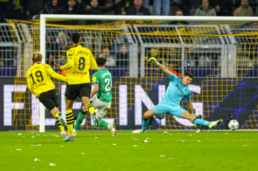 Hình ảnh ‘bãi chiến trường’ khiến trận Dortmund – Newcastle tạm hoãn vài phút