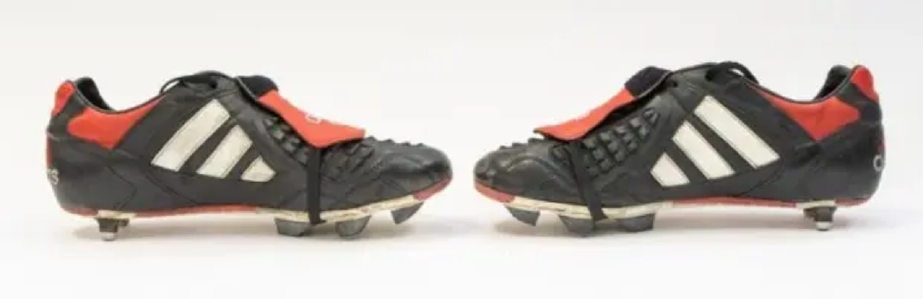 Đôi giày lỗi từ 26 năm trước của Beckham được bán với giá khủng
