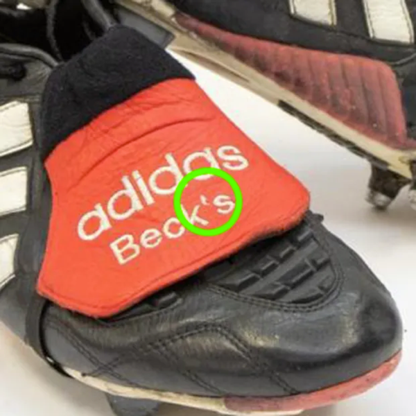 Đôi giày lỗi từ 26 năm trước của Beckham được bán với giá khủng