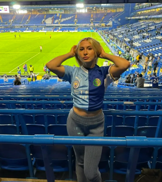 Nữ fan cuồng nóng bỏng của Chelsea bất ngờ cổ vũ Man City