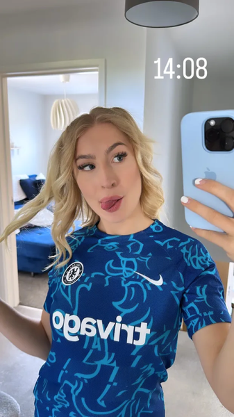 Nữ fan cuồng nóng bỏng của Chelsea bất ngờ cổ vũ Man City